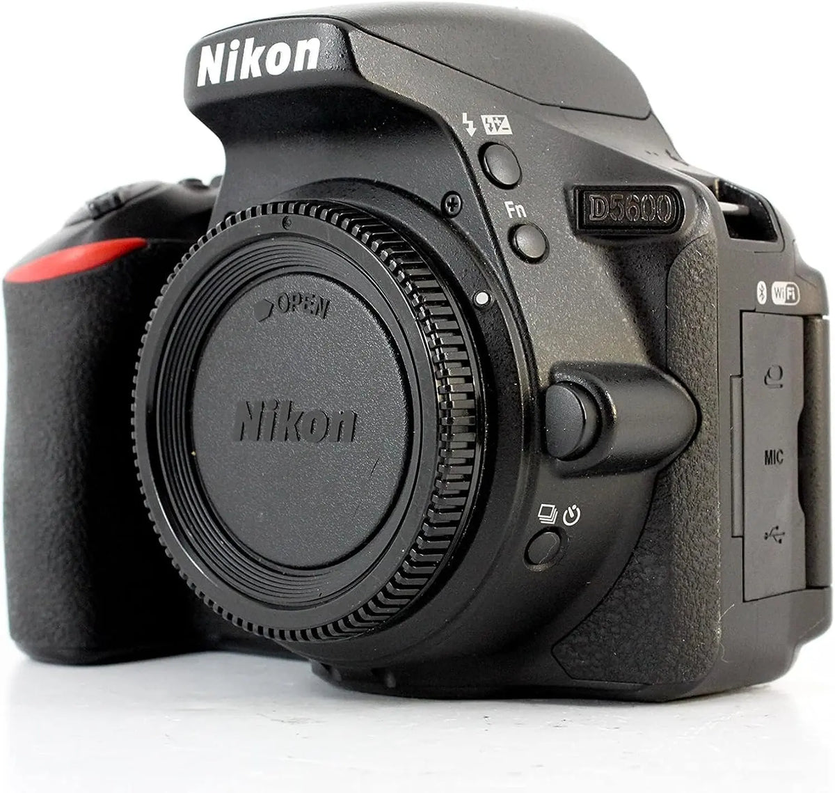 Nikon D5600: fotocamera. Caratteristiche del modello: comandi tattili. Colorazione indicata: Nero.